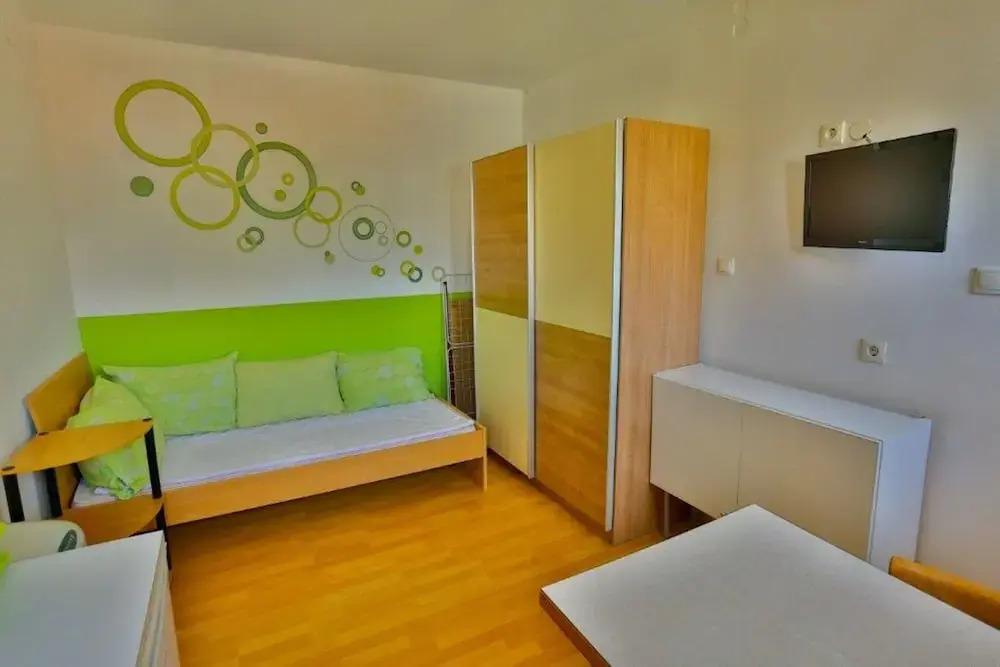 Comfortable Apartment With Balcony & Garden View