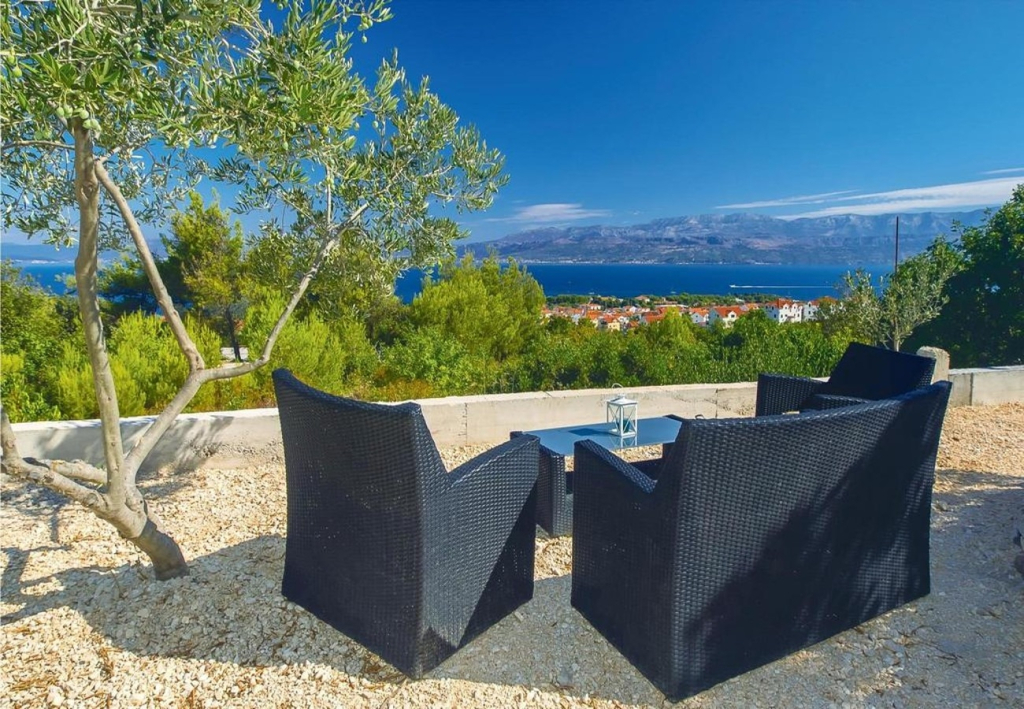 Holiday house Anabella - open swimming pool: Supetar, Island Brac