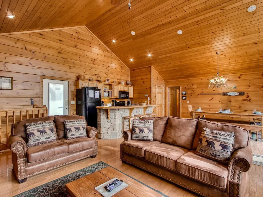 Bearadise 4 Bedroom Cabin by RedAwning