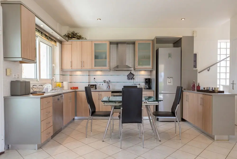 Bright & Spacious two-floor Family Garden Home