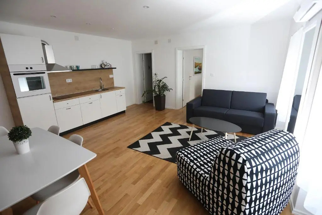 HOME APARTMANI I SOBE