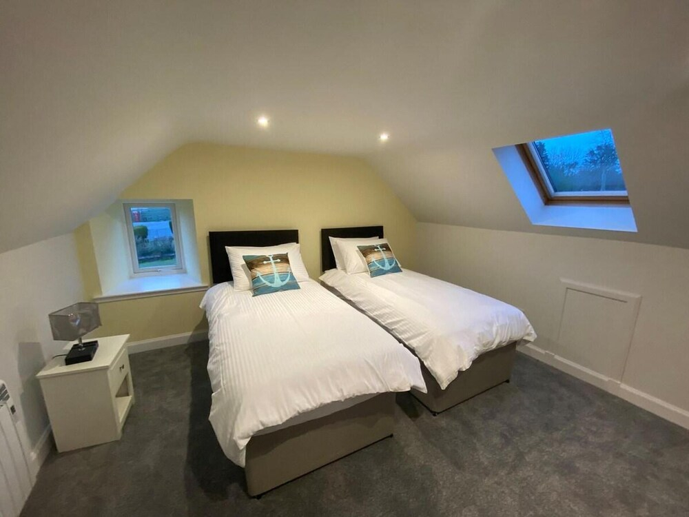 3 Bed Cottage - Sleeps 6 - Garden - Parking - Wifi