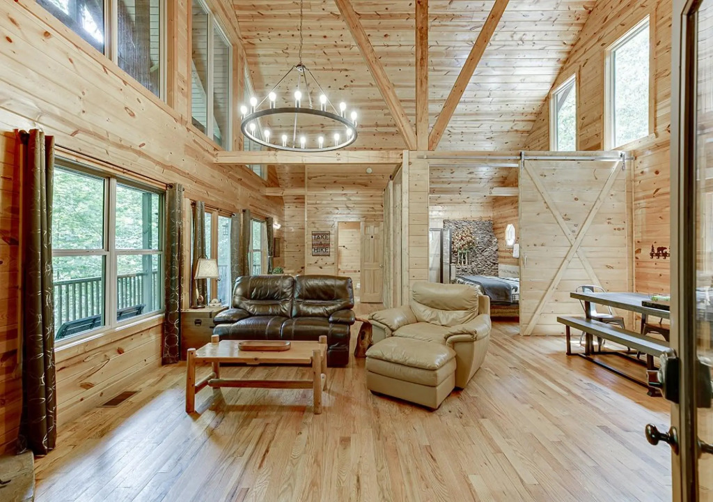 Luxury Cabin Sleeps 8 With Creekside Fire pit Near Helen GA
