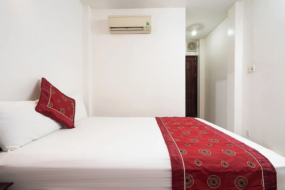 Collection O Dinh Dinh Hotel - Near Tan Son Nhat Airport
