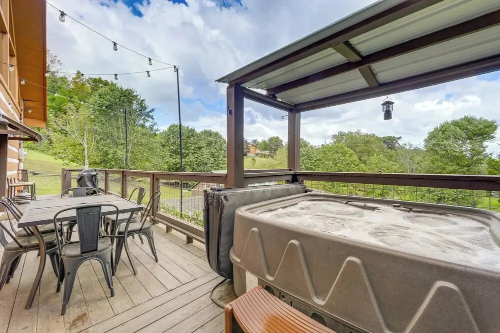 Mins to Dollywood: Boujee Bear Cabin w/ Hot Tub