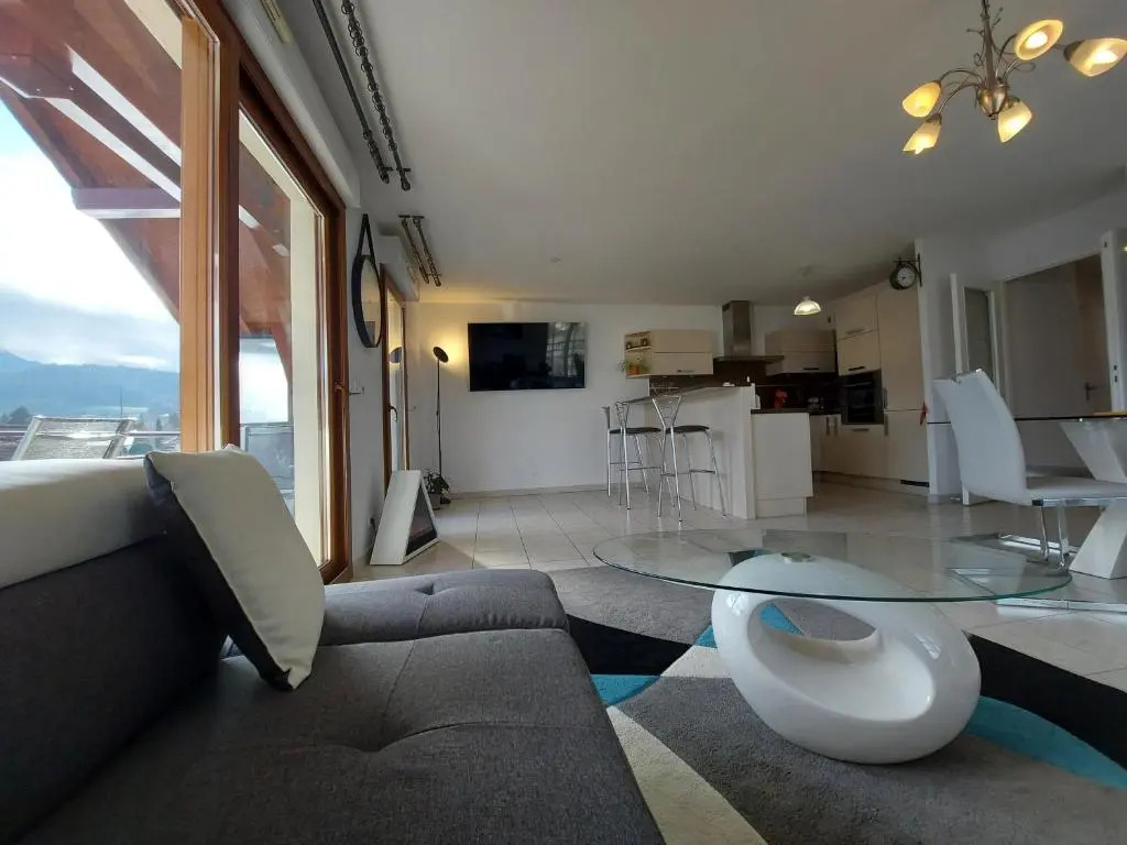 Au cœur de St Jorioz, spacieux appartement avec terrasse et vue montagne.