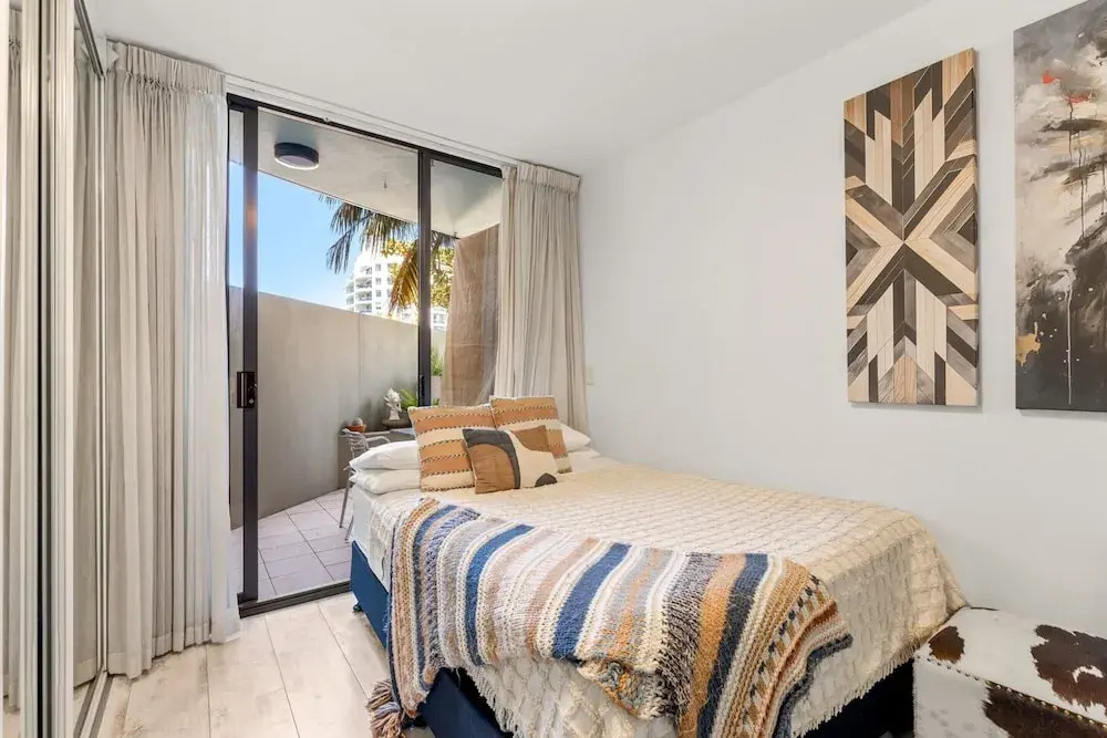 Beachside Studio With Pool and Gym Access