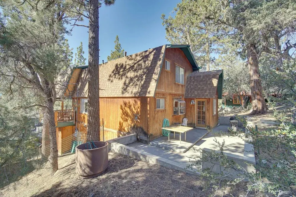 Quaint Big Bear Home w/ Hot Tub: 4 Mi to Skiing!