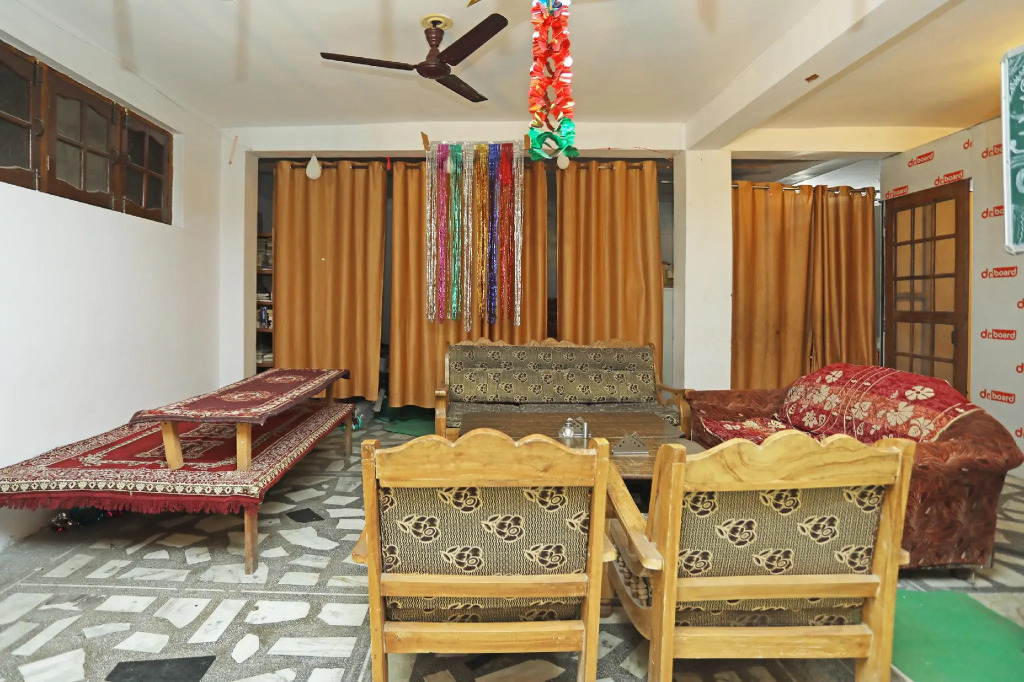 OYO 14185 Laxmi Yellow Guest House