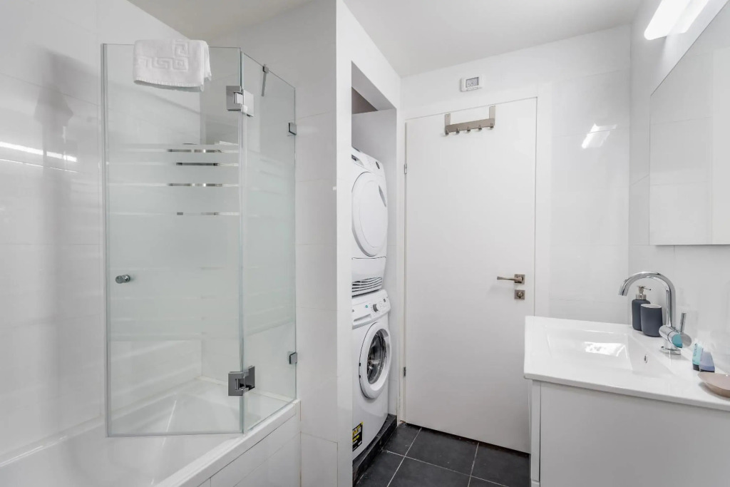 Spacious & Design 2BDR W/ balcony and parking