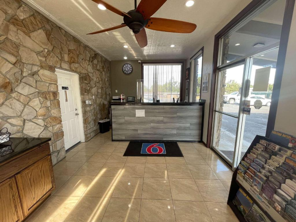 Motel 6 Hermiston, OR - Umatilla
