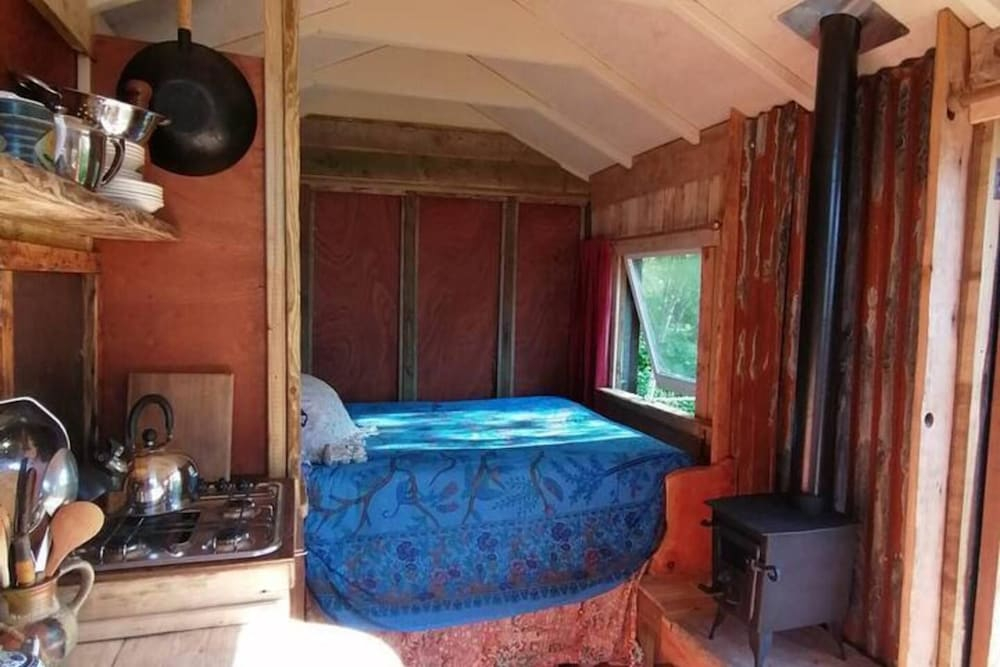 Totnes - Cabin - Sleeps 4 - Garden - Parking