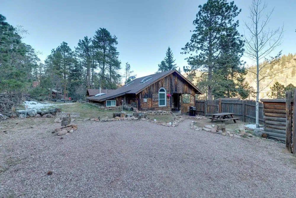 Rustic Log Cabin w/ Studio ~ 5 Mi to Pikes Peak