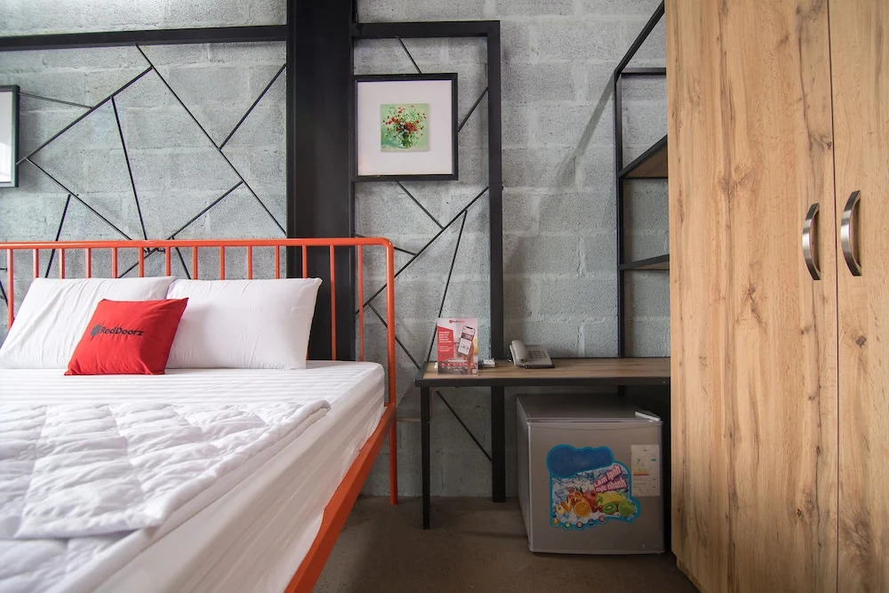 RedDoorz Plus @ Ung Van Khiem Street