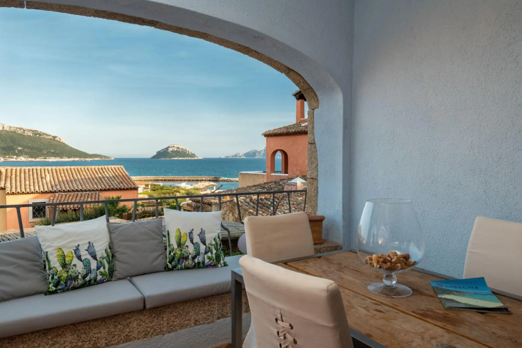 The property includes a double bedroom, a bathroom with a shower, large living room with sofa-bed (f-FIGAROLO1_PP