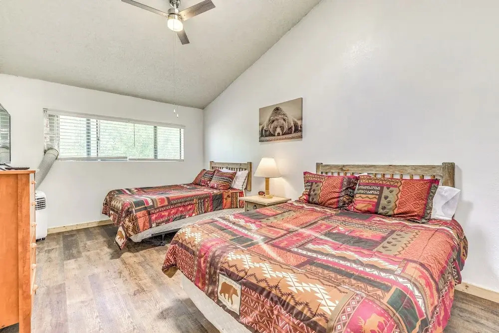 Relaxing Ruidoso Retreat: Walk to Midtown!