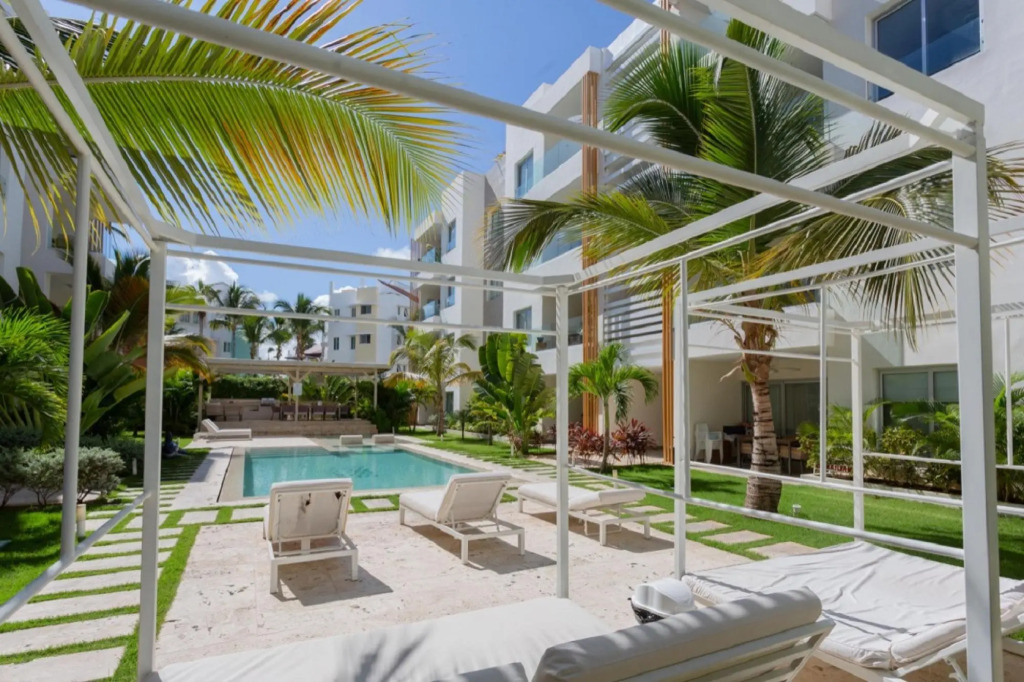 Gorgeous apartment steps from the beach.  B3
