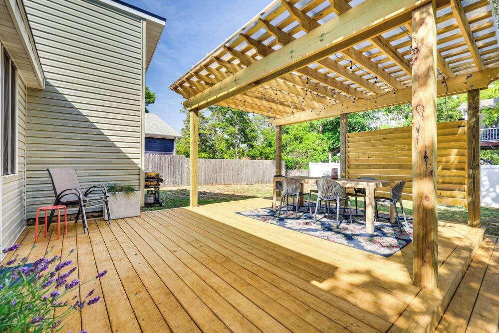 Oak Island Cottage: Minutes to Long Beach!