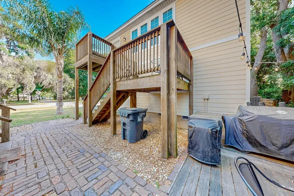 Charming Apartment With Beautiful Marsh Views and Shared Patio