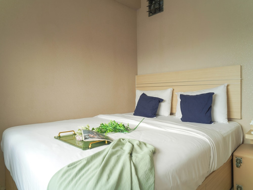 Homelike And Neat 2Br At Apartment Green Pramuka City