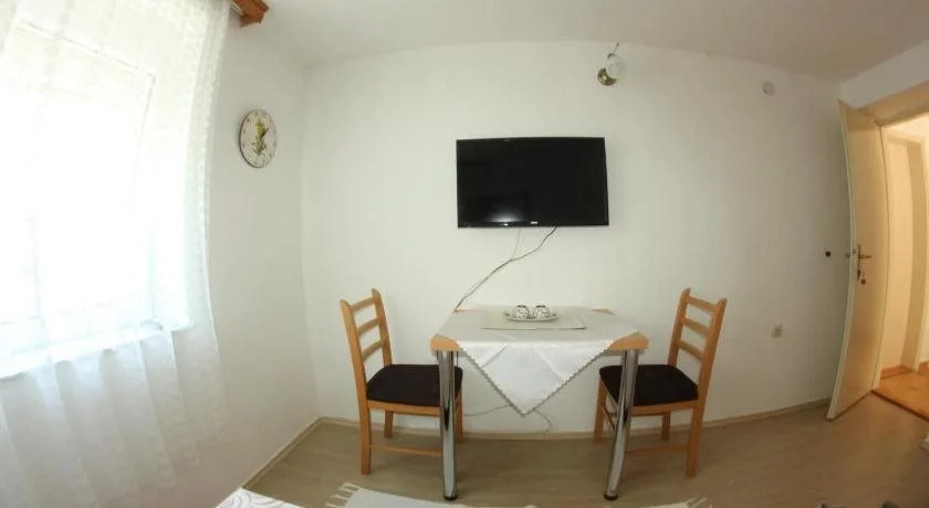 Apartments and rooms Lena