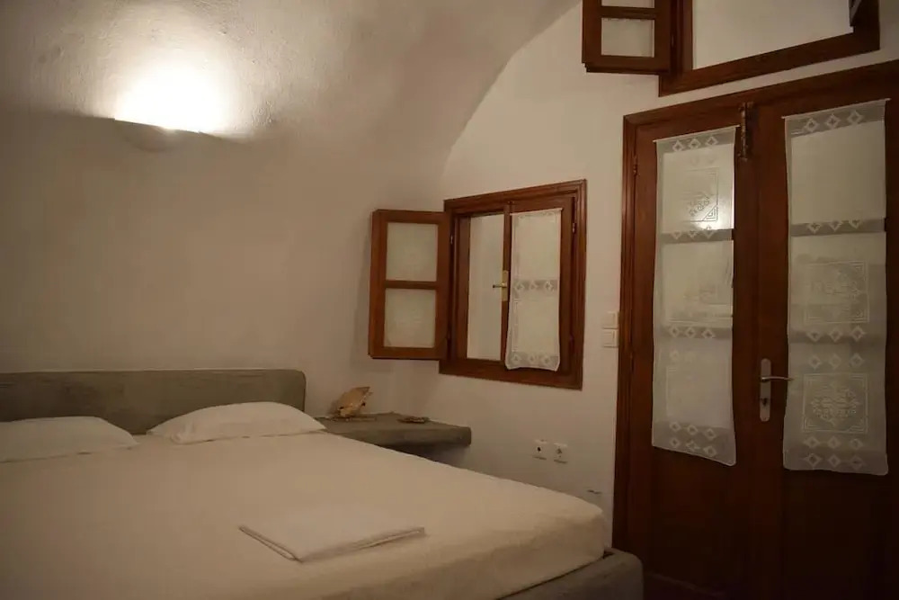 Tzannis Cave House