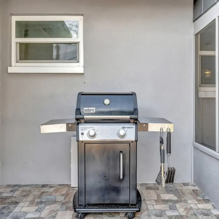 4b 2b w Hot Tub BBQ Firepit 9mins to Beach
