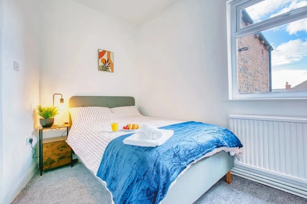 Modern 3-bed Home Sleeps 6 With Parking Fast Wifi Perfect for Contractors Long Stays
