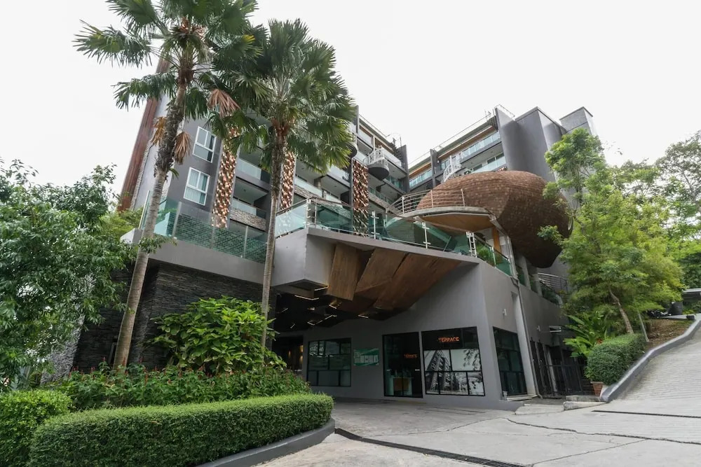 Emerald 211 - Studio With Balcony and Shared Pool