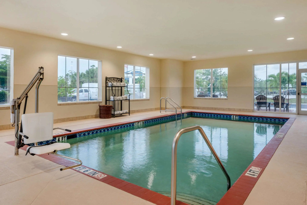 Comfort Inn & Suites Fort Myers Airport