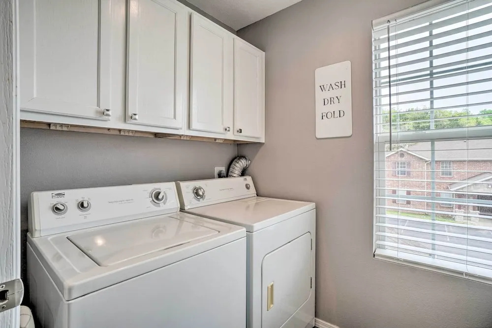 Modern Condo w/ Deck ~ 7 Mi To Branson Landing!