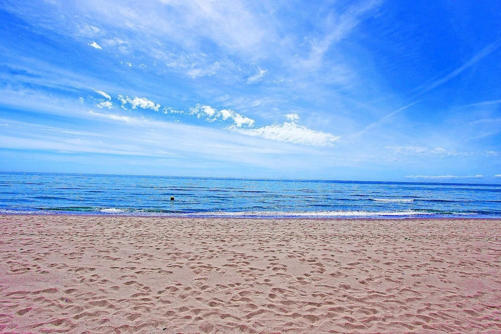 1097 Beachfront Apartment 50 Mtr Beach New Refurnished 2 Pool Areas