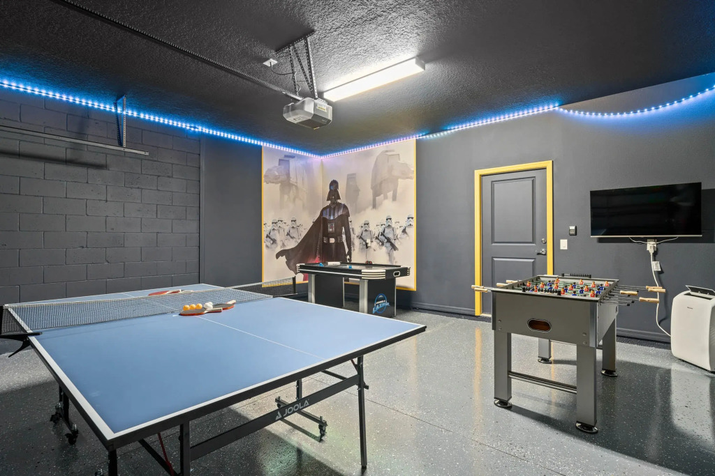 Upstay - 17 Guest Home w Pool  Hot Tub  BBQ  Games, Davenport