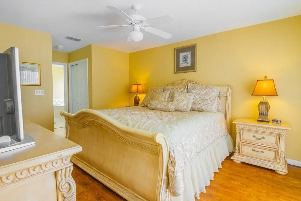 Linda's Pinewood Villa 4 Bedroom Home