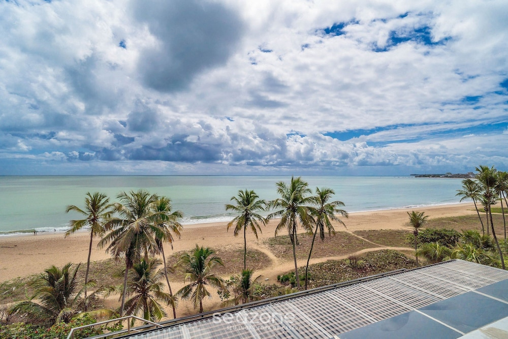 Oceanfront Studio in Building w/ Pool Bre0116