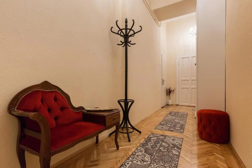 Eclectic Luxury & Spacious 2BR AC Apt in Center