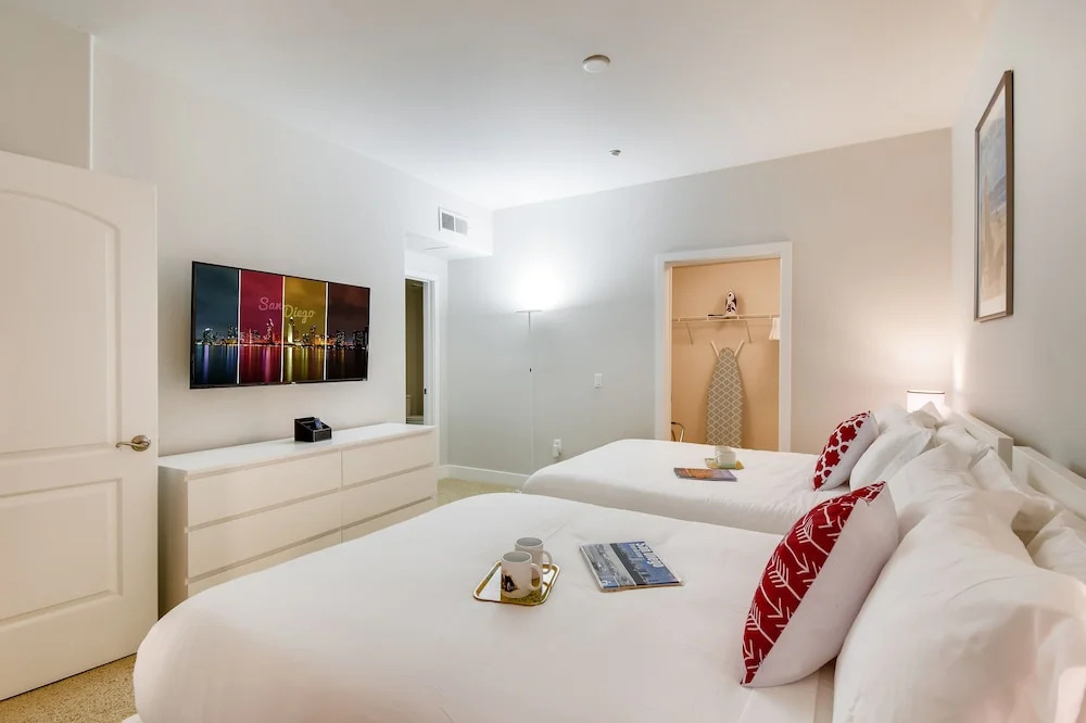 (70% off) - San Diego Top Location Work Or Fun 2BR/2.5 Bath - Pool, Gym, & Free Parking (FV10)