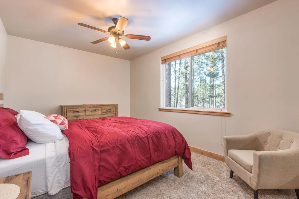 Expansive 6br W/ Hot Tub, Pool Table & 4 Balconies 6 Bedroom Home