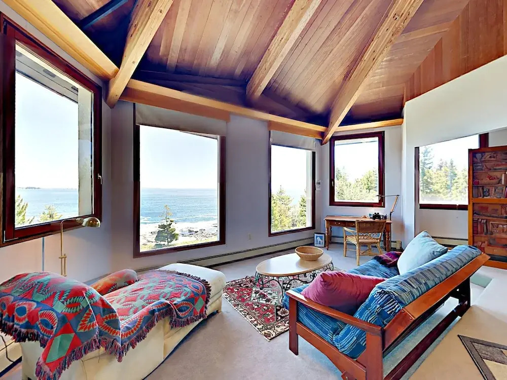 Oceanfront 4br On 10 Acres W/ Decks 4 Bedroom Home