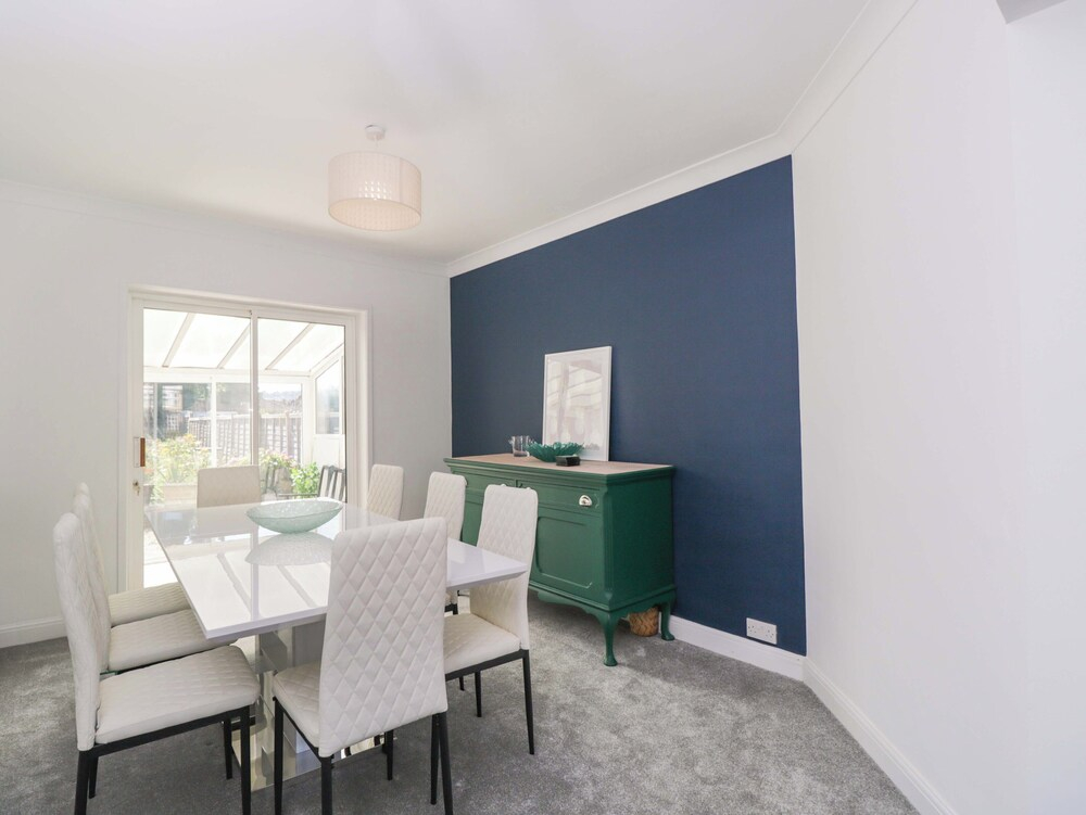 6 Newbridge Gardens