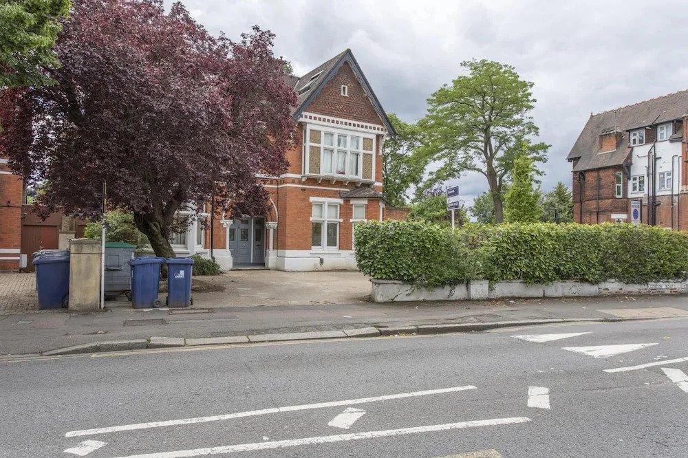London Apartment- 4 Bedrooms-garden and Parking