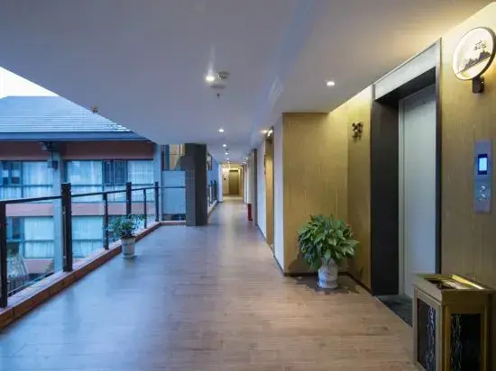Mingyue Mountain Chancha Hot Spring Hotel