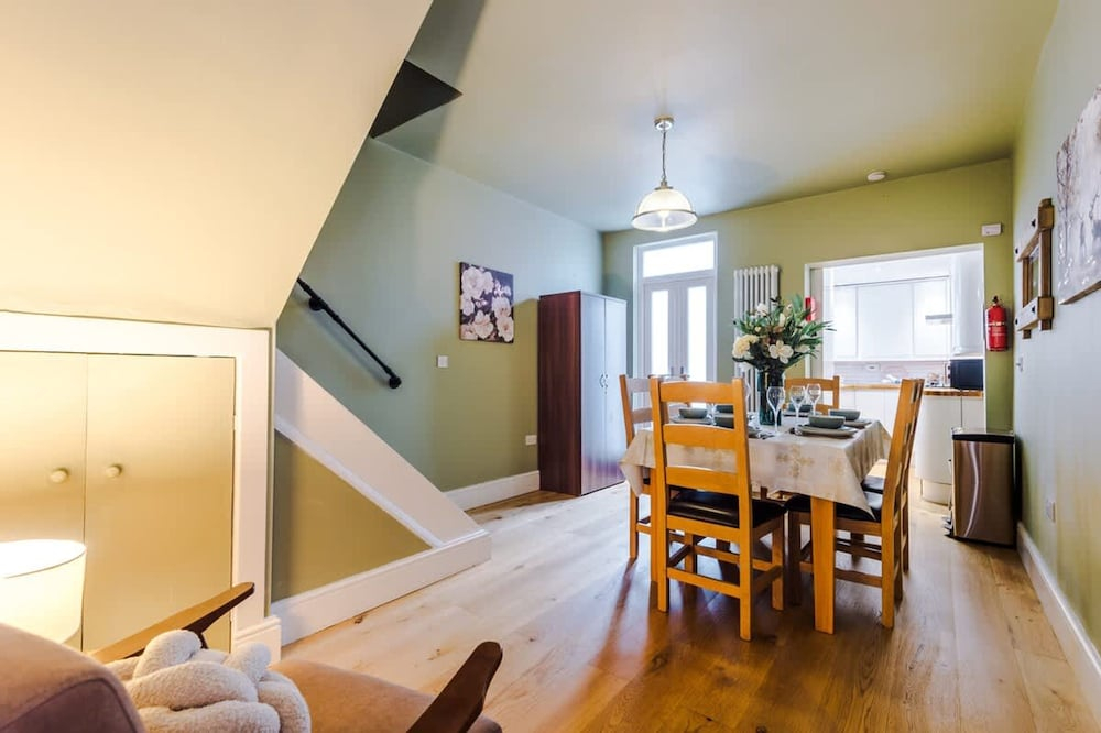 NEW Stylish Home Amazing Location Sleeps 6
