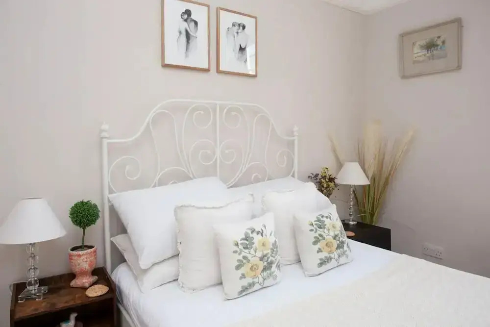 Stylish and Bright 2 Bedroom Flat in Bristol