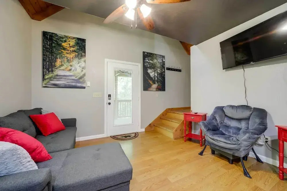 Cozy Whittier Cabin + Yard & Hot Tub, Pets Welcome