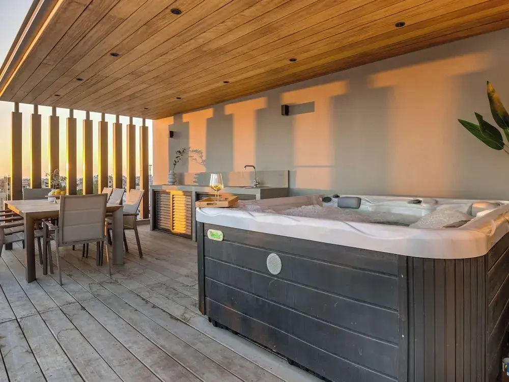 Sanders Olive - Chic 3-bdr Apt With Shared Pool