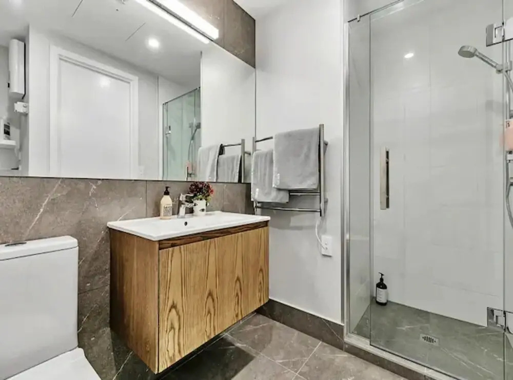 Designer Luxury 2-Bed Apartment With Car Park