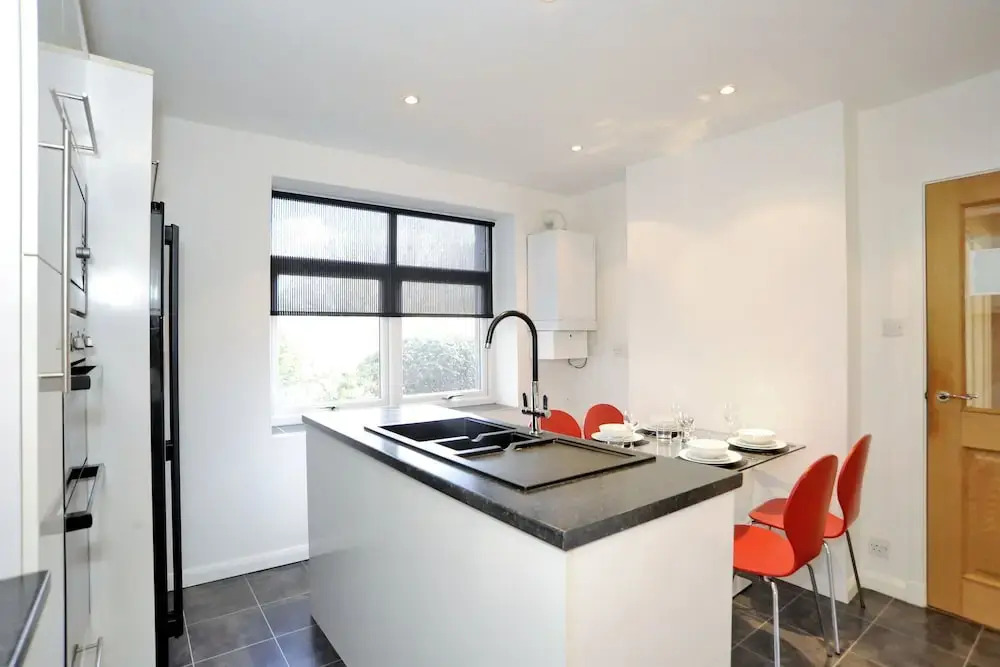 Home from Home Aberdeen-Spacious West End Apartment-Free Parking-Near ARI & City Centre
