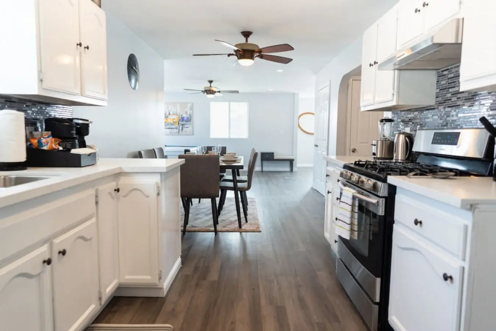 LARGE 4-BEDROOM HOUSE WITH AIR HOCKEY TABLE CLOSE TO DISNEYLAND IN ORANGE COUNTY  (p41)