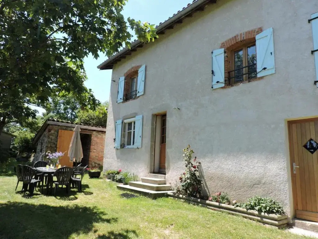 Gîte Les Hortensias à Pralong - Charme et Confort pour 4 Pers avec Internet - FR-1-496-117